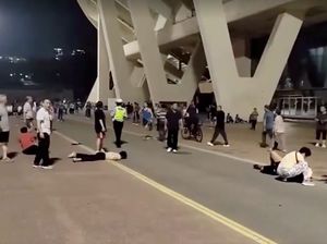 Video: Malam Horor di Pusat Olahraga China gegara Tabrak Lari Video: Malam Horor di Pusat Olahraga China gegara Tabrak Lari