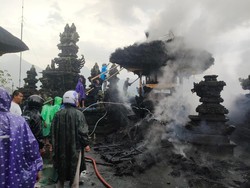 Palinggih Pura di Tabanan Terbakar Akibat Tersambar Petir, Kerugian Rp 500 Juta