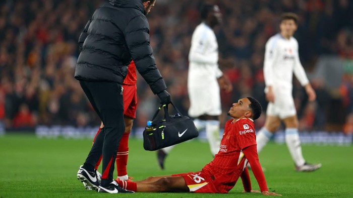 Soccer Football - Premier League - Liverpool v Aston Villa - Anfield, Liverpool, Britain - November 9, 2024 Liverpools Trent Alexander-Arnold receives medical attention after sustaining an injury REUTERS/Molly Darlington EDITORIAL USE ONLY. NO USE WITH UNAUTHORIZED AUDIO, VIDEO, DATA, FIXTURE LISTS, CLUB/LEAGUE LOGOS OR LIVE SERVICES. ONLINE IN-MATCH USE LIMITED TO 120 IMAGES, NO VIDEO EMULATION. NO USE IN BETTING, GAMES OR SINGLE CLUB/LEAGUE/PLAYER PUBLICATIONS. PLEASE CONTACT YOUR ACCOUNT REPRESENTATIVE FOR FURTHER DETAILS..