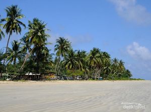 Pesona Bahari Pulau Bunguran Besar di Natuna yang Tak Ada Dua Pesona Bahari Pulau Bunguran Besar di Natuna yang Tak Ada Dua