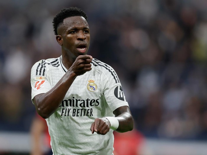 MADRID, SPAIN - NOVEMBER 9: Vinicius Junior of Real Madrid celebrates 4-0 during the LaLiga EA Sports  match between Real Madrid v Osasuna at the Estadio Santiago Bernabeu on November 9, 2024 in Madrid Spain (Photo by Maria Gracia Jimenez/Soccrates/Getty Images)