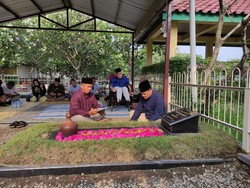 Ahmad Luthfi Nyekar ke Makam Istri, Ingat Pesan soal Jaga Amanah