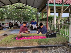 Ahmad Luthfi Nyekar ke Makam Istri, Ingat Pesan soal Jaga Amanah Ahmad Luthfi Nyekar ke Makam Istri, Ingat Pesan soal Jaga Amanah