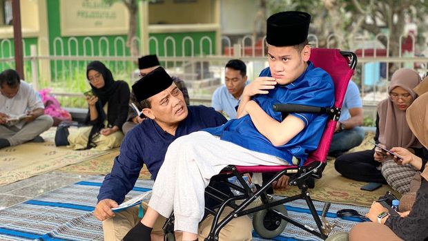 Ahmad Luthfi bersama anaknya ziarah