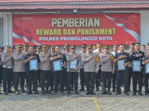AKBP Oki Beri Reward Anggota Polres Probolinggo Kota yang Berprestasi