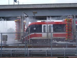 Bagaimana Kereta LRT Jabodebek Dicuci Usai Beroperasi?