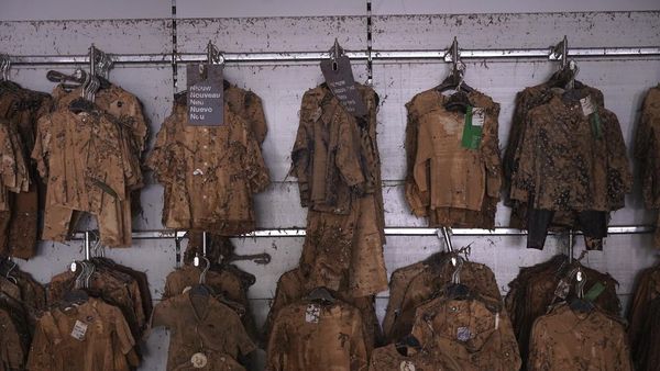 Baju-baju di Toko Spanyol Diselimuti Lumpur Imbas Banjir Parah