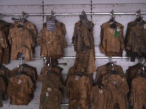 Baju-baju di Toko Spanyol Diselimuti Lumpur Imbas Banjir Parah