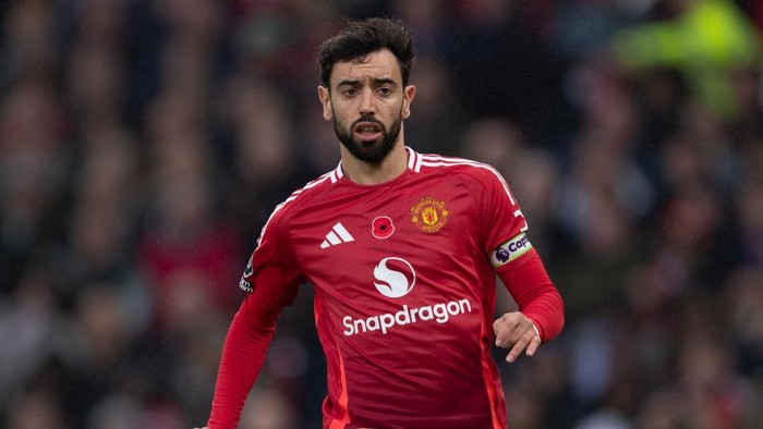 MANCHESTER, ENGLAND - NOVEMBER 10: Bruno Fernandes of Manchester United during the Premier League match between Manchester United FC and Leicester City FC at Old Trafford on November 10, 2024 in Manchester, England. (Photo by Visionhaus/Getty Images)