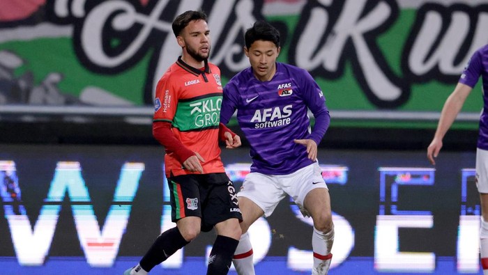 NIJMEGEN, NETHERLANDS - MARCH 6: (L-R) Calvin Verdonk of NEC Nijmegen, Yukinari Sugawara of AZ Alkmaar  during the Dutch Eredivisie  match between NEC Nijmegen v AZ Alkmaar at the Goffert Stadium on March 6, 2022 in Nijmegen Netherlands (Photo by Rico Brouwer/Soccrates/Getty Images)