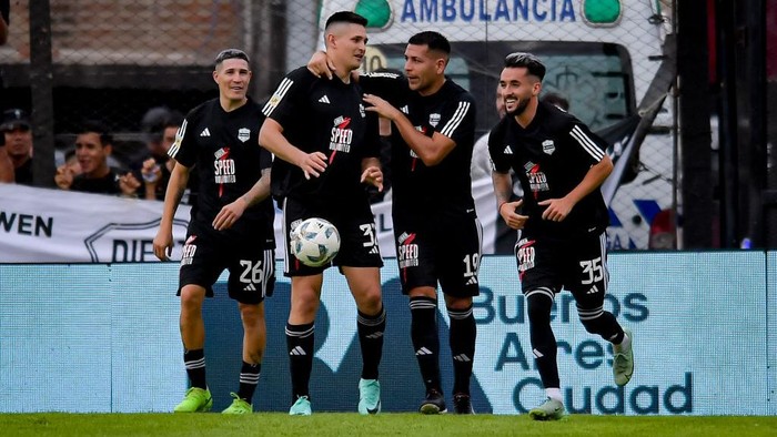 BUENOS AIRES, ARGENTINA - JUNE 13: Nicolas Benegas (C) of Deportivo Riestra celebrates with teammates after scoring the teams second goal during a match between Deportivo Riestra and River Plate as part of Liga Profesional 2024 at Estadio Guillermo Laza on June 13, 2024 in Buenos Aires, Argentina.  (Photo by Marcelo Endelli/Getty Images)