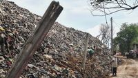 Dinding TPA Burangkeng Bekasi Jebol Akibat Longsoran Sampah