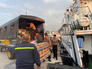 TNI-Polri Salurkan Bantuan hingga Trauma Healing untuk Pengungsi Lewotobi