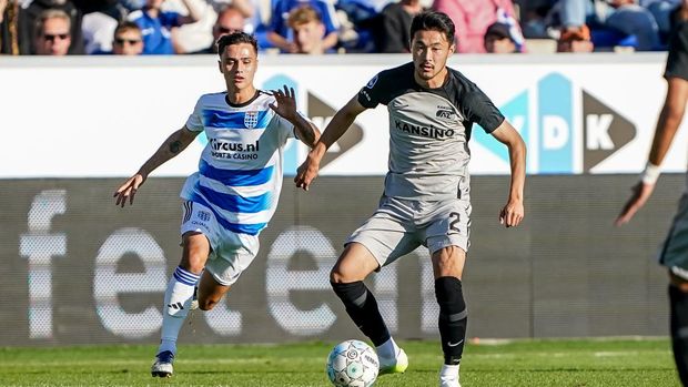 ZWOLLE, NETHERLANDS - SEPTEMBER 24: Yukinari Sugawara of AZ Alkmaar controlls the ball during the Dutch Eredivisie match between Pec Zwolle and AZ Alkmaar at MAC3PARK stadion on September 24, 2023 in Zwolle, Netherlands. (Photo by Andre Weening/BSR Agency/Getty Images)