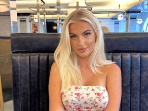 Foto: Model Kontroversial Ingin Melahirkan di Mars & Punya Anak dari Elon Musk