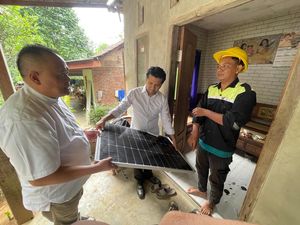 Sambangi PLTS, Emil Dardak Dukung Energi Terbarukan di Banyuwangi Sambangi PLTS, Emil Dardak Dukung Energi Terbarukan di Banyuwangi