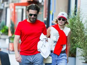 Gaya Kencan Bradley Cooper & Gigi Hadid Pakai Baju Couple Merah-putih Gaya Kencan Bradley Cooper & Gigi Hadid Pakai Baju Couple Merah-putih