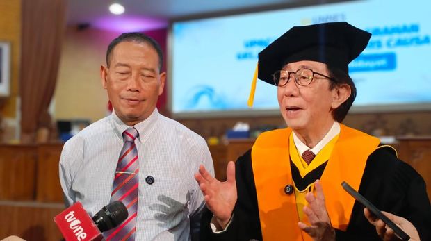 Irwan Hidayat Terima Gelar Doktor Honoris Causa dari UNNES