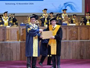 Irwan Hidayat Terima Gelar Doktor Honoris Causa dari Unnes Irwan Hidayat Terima Gelar Doktor Honoris Causa dari Unnes