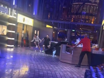 Ketegangan Memuncak! Kapal Pesiar Terguncang Badai, Penumpang Terpaksa Berjuang di Miring 45 Derajat!