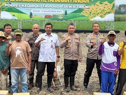 Karo SDM Polda Jatim-Kapolres Kediri Kota Tanam Bareng Bibit Jagung