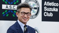 Baru musim panas lalu Kazu Miura, yang saat ini kian memutih rambutnya, teken kontrak dengan klub Jepang Suzuka. Foto: AFP/STR