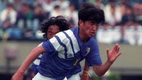 Ini adalah momen Kazuyoshi Miura beraksi medio 1992, sekitar dua musim sebelum merumput di Italia bersama Genoa. Foto: Getty Images/Sports Nippon