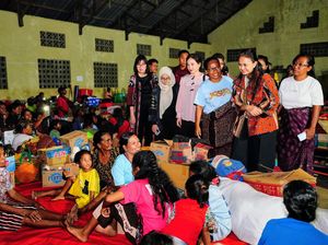 Ketum Bhayangkari Tinjau Pengungsian Warga Korban Erupsi Lewotobi Laki-laki Ketum Bhayangkari Tinjau Pengungsian Warga Korban Erupsi Lewotobi Laki-laki