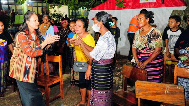 Ketum Bhayangkari, Juliati Sigit Prabowo, meninjau dan menyalurkan bantuan ke posko pengungsian bencana erupsi Gunung Lewotobi Laki-laki di NTT (dok Istimewa)