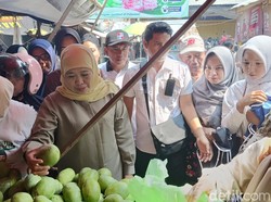 Safari Politik ke Pasar Baru Lumajang, Ini yang Dilakukan Khofifah