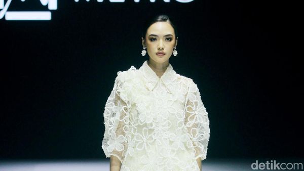 8 Koleksi Lace by Artkea x Metro Department Store, Busana Anggun Serba Pastel