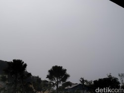 Pemandangan Ngeri Langit Labuan Bajo Gelap Tertutup Abu Vulkanik Gunung Lewotobi