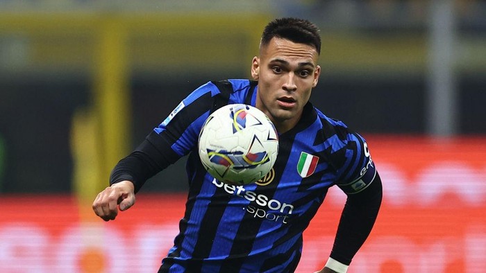 MILAN, ITALY - NOVEMBER 10: Lautaro Martínez of FC Internazionale in action during the Serie A match between FC Internazionale and Napoli at Stadio Giuseppe Meazza on November 10, 2024 in Milan, Italy. (Photo by Luca Amedeo Bizzarri/Getty Images)