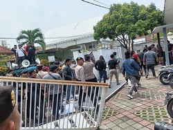 Bawaslu Jember Didemo, Massa Desak Panwascam Tak Netral Dicopot