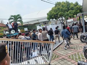 Bawaslu Jember Didemo, Massa Desak Panwascam Tak Netral Dicopot Bawaslu Jember Didemo, Massa Desak Panwascam Tak Netral Dicopot