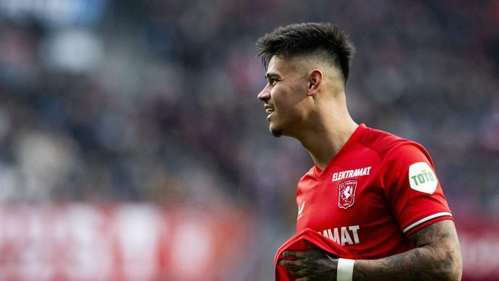 Mees Hilgers ENSCHEDE - Mees Hilgers of FC Twente during the Dutch Eredivisie match between FC Twente and Ajax Amsterdam at Stadion De Grolsch Veste on Nov. 10, 2024 in Enschede, Netherlands. ANP OLAF KRAAK (Photo by ANP via Getty Images)