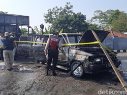 Video: Mobil Kijang Terbakar Habis di SPBU Tasikmalaya