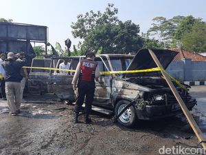 Mobil Tua Terbakar di SPBU Tasikmalaya, Pemilik Alami Luka Bakar Mobil Tua Terbakar di SPBU Tasikmalaya, Pemilik Alami Luka Bakar