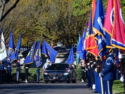 Momen Prabowo Disambut Barisan Tentara AS Saat Tiba di Gedung Putih