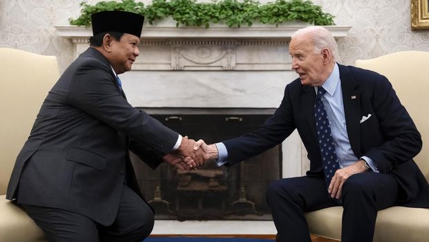 Presiden Prabowo Subianto bertemu dengan Presiden Amerika Serikat, Joe Biden. Pertemuan keduanya digelar di Gedung Putih, Washington, Amerika Serikat, Selasa (12/11/2024) waktu setempat.