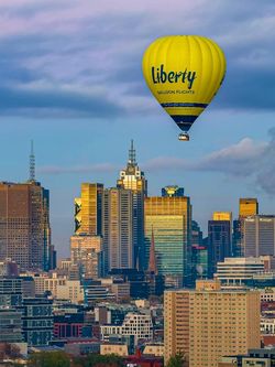 Wisata Beda di Melbourne, Naik Balon Udara dengan Latar Gedung Pencakar Langit