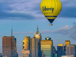 Wisata Beda di Melbourne, Naik Balon Udara dengan Latar Gedung Pencakar Langit