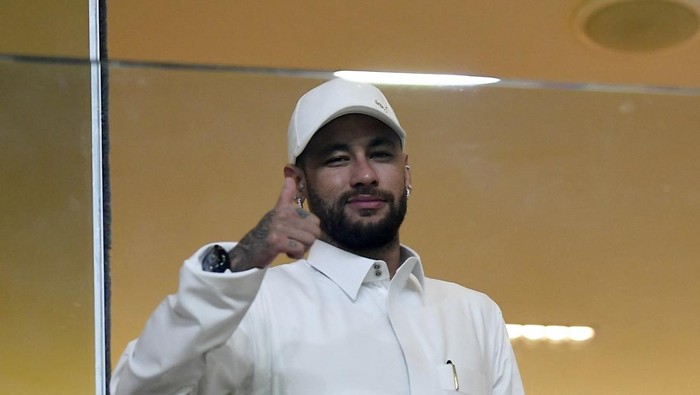 Soccer Football - Saudi Pro League - Al Hilal v Al Taawoun - Kingdom Arena, Riyadh, Saudi Arabia - October 26, 2024 Al Hilals Neymar poses for a picture in the stands during the match REUTERS/Stringer