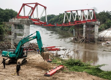 Rangka Jembatan Butuh Sragen Melengkung Diterjang Banjir