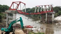 Rangka Jembatan Butuh Sragen Melengkung Diterjang Banjir