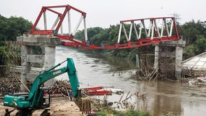 Rangka Jembatan Butuh Sragen Melengkung Diterjang Banjir