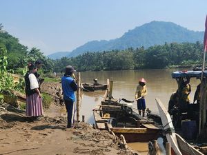 Buaya Putih Muncul di Sungai Cimandiri, Penambang Pasir Resah