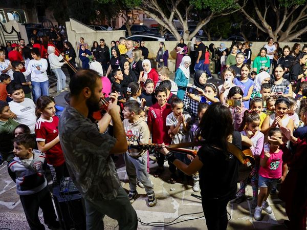 Penyanyi Lokal Hibur Anak-anak di Pengungsian Lebanon