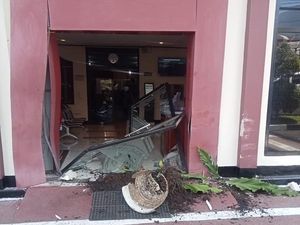 Mobil Pengacara Tabrak Pintu Pengadilan Negeri Ruteng NTT Mobil Pengacara Tabrak Pintu Pengadilan Negeri Ruteng NTT