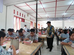 Pj Gubernur Sulbar Uji Coba Makan Bergizi Gratis di Pelosok Daerah